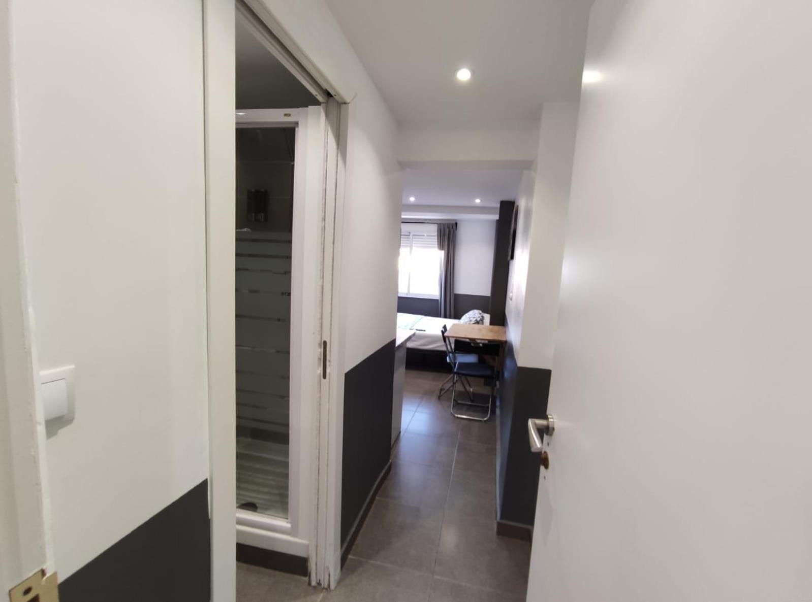 Estudios Hl Frente Al Metro Barcelona-Aeropuerto Οσπιταλέτ ντε Λιοβρεγάτ Εξωτερικό φωτογραφία
